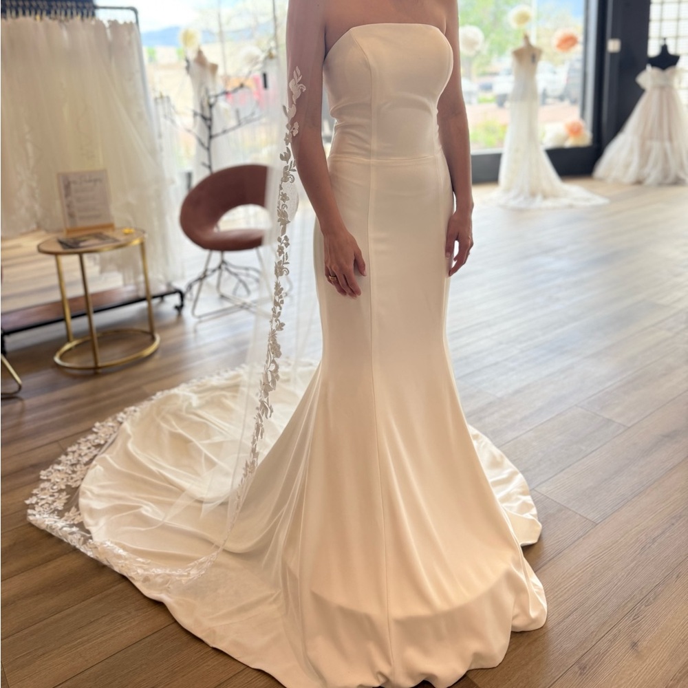Elegant White Strapless Wedding Dress
